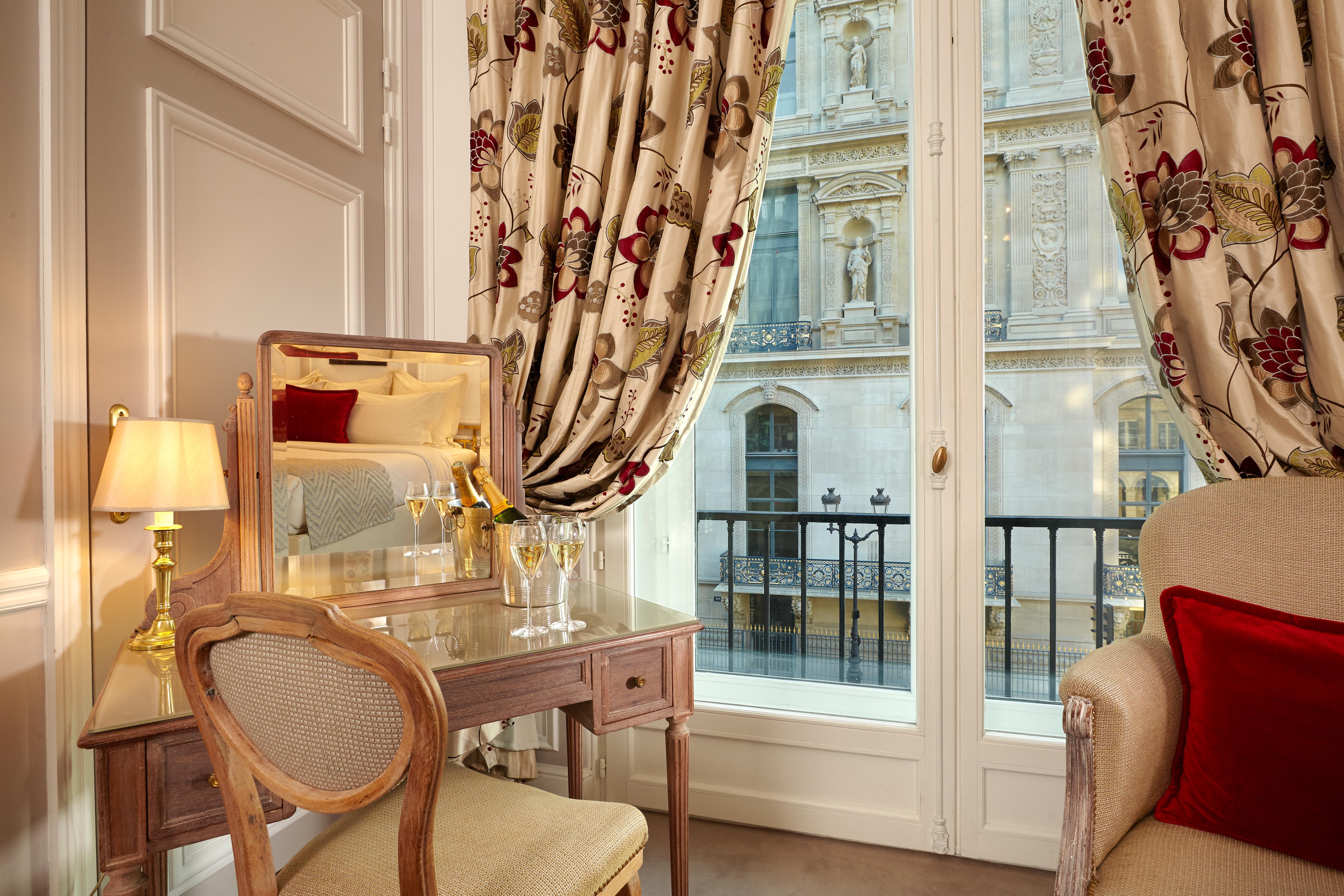 Hotel Regina Louvre Paris Ngoại thất bức ảnh A room at the hotel