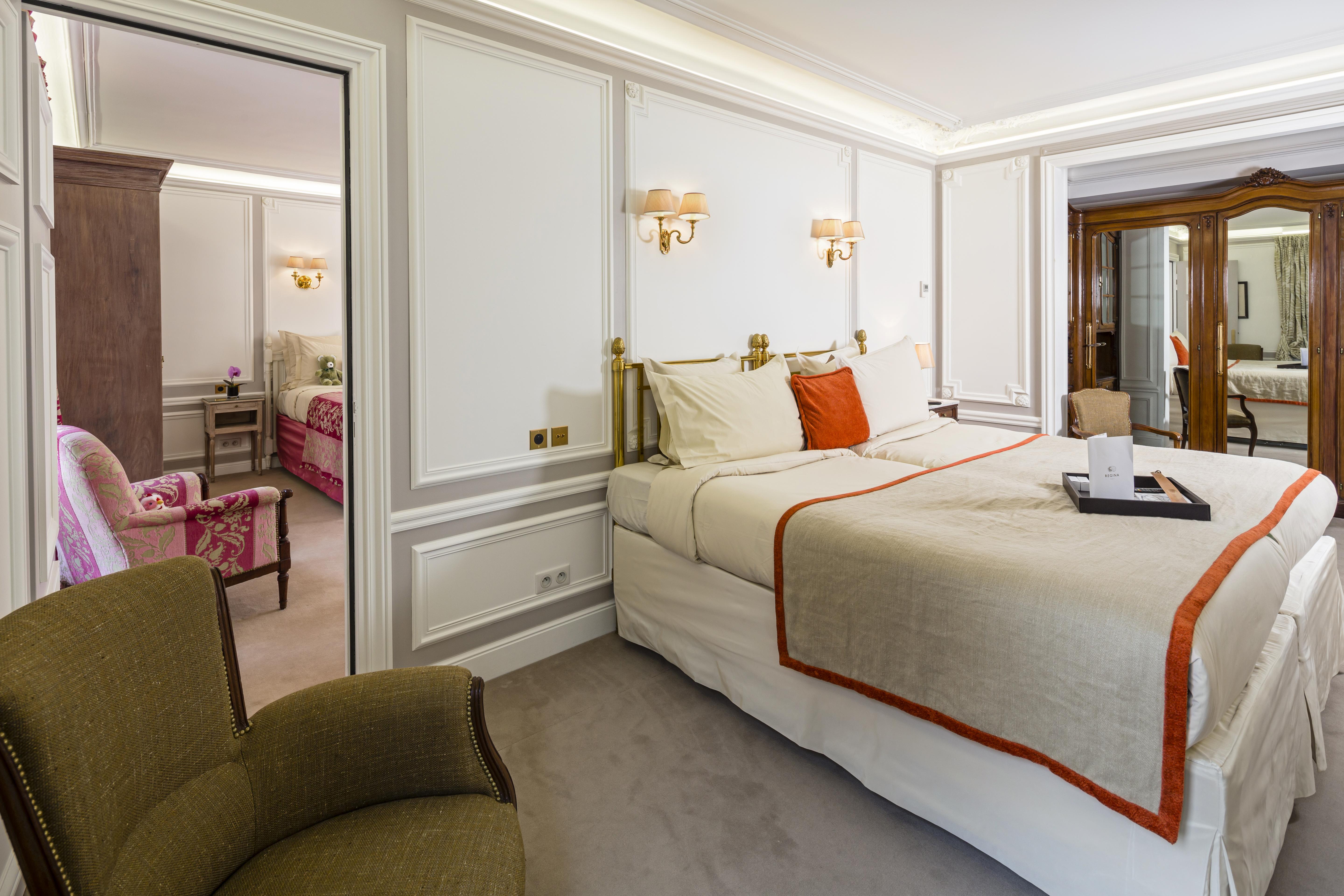 Hotel Regina Louvre Paris Ngoại thất bức ảnh A suite at the hotel