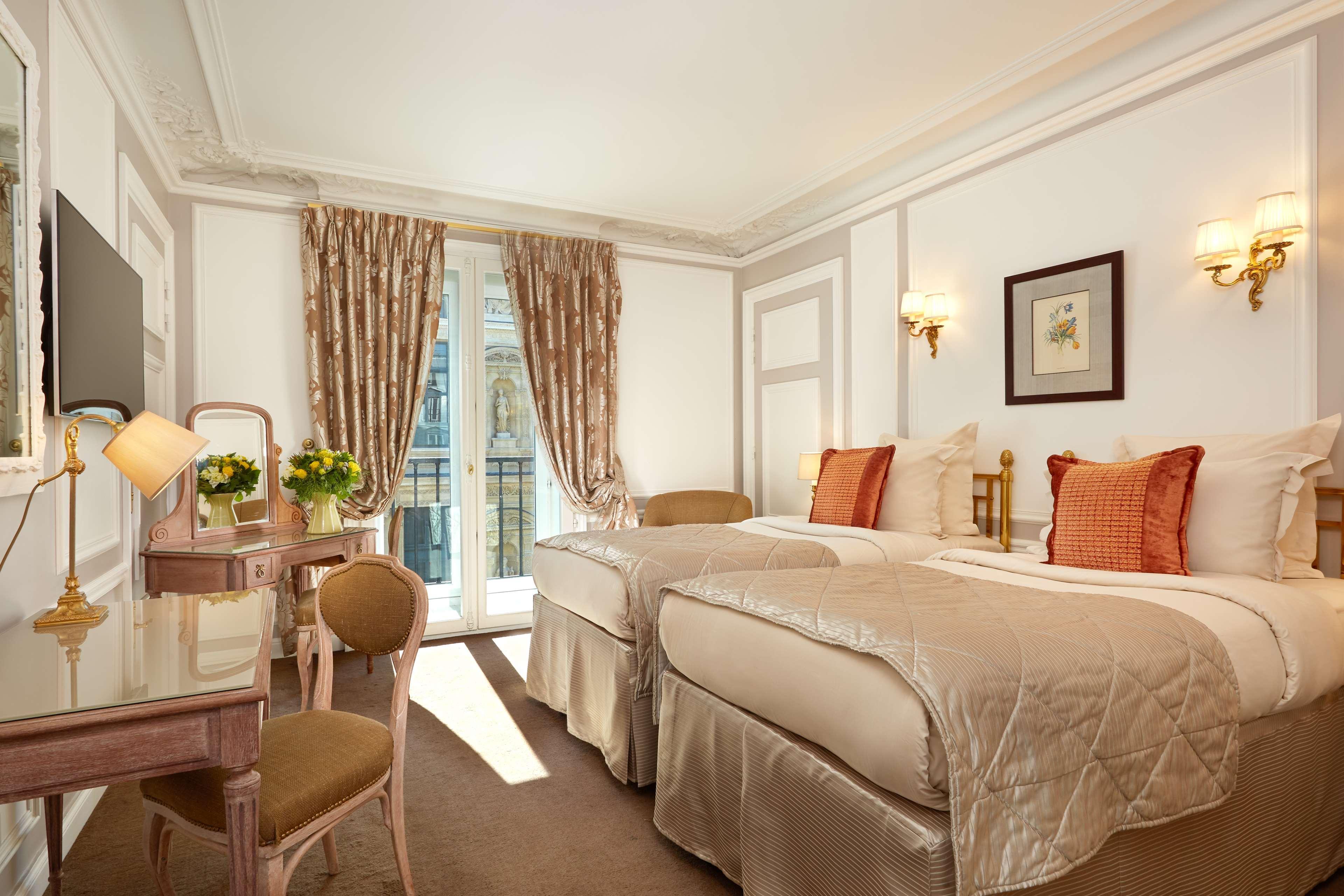 Hotel Regina Louvre Paris Ngoại thất bức ảnh A room at the hotel