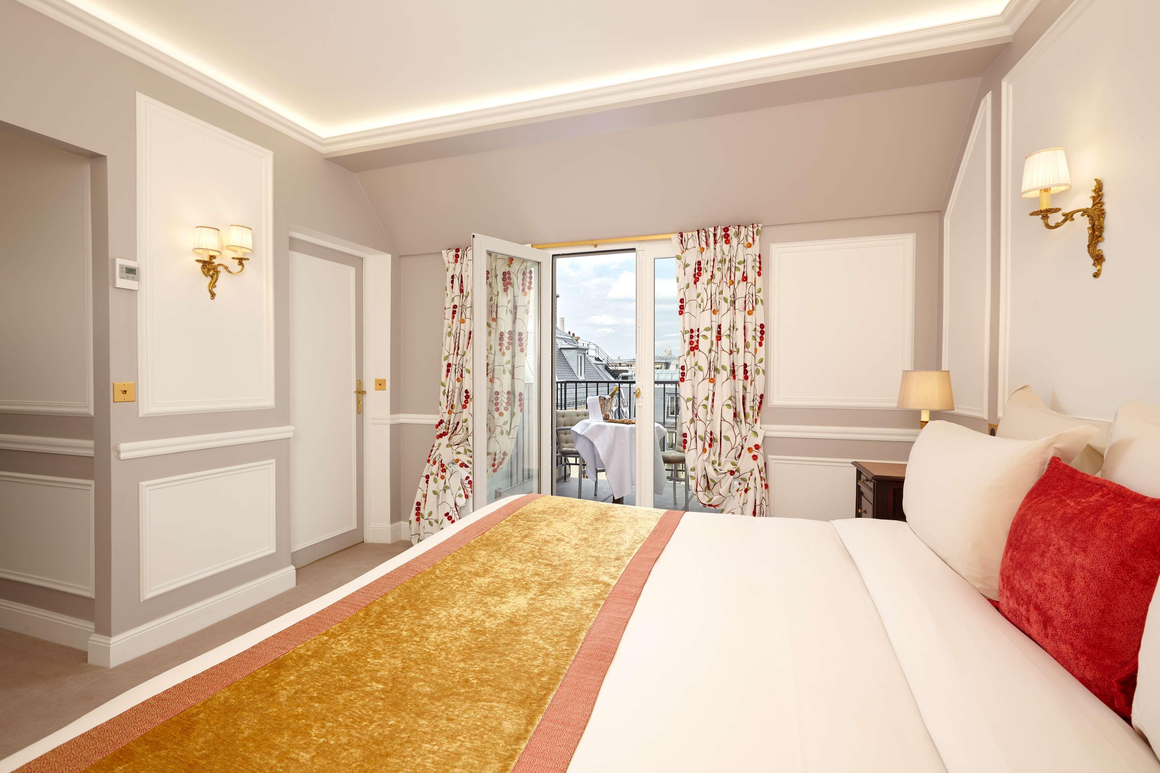 Hotel Regina Louvre Paris Ngoại thất bức ảnh A room at the hotel