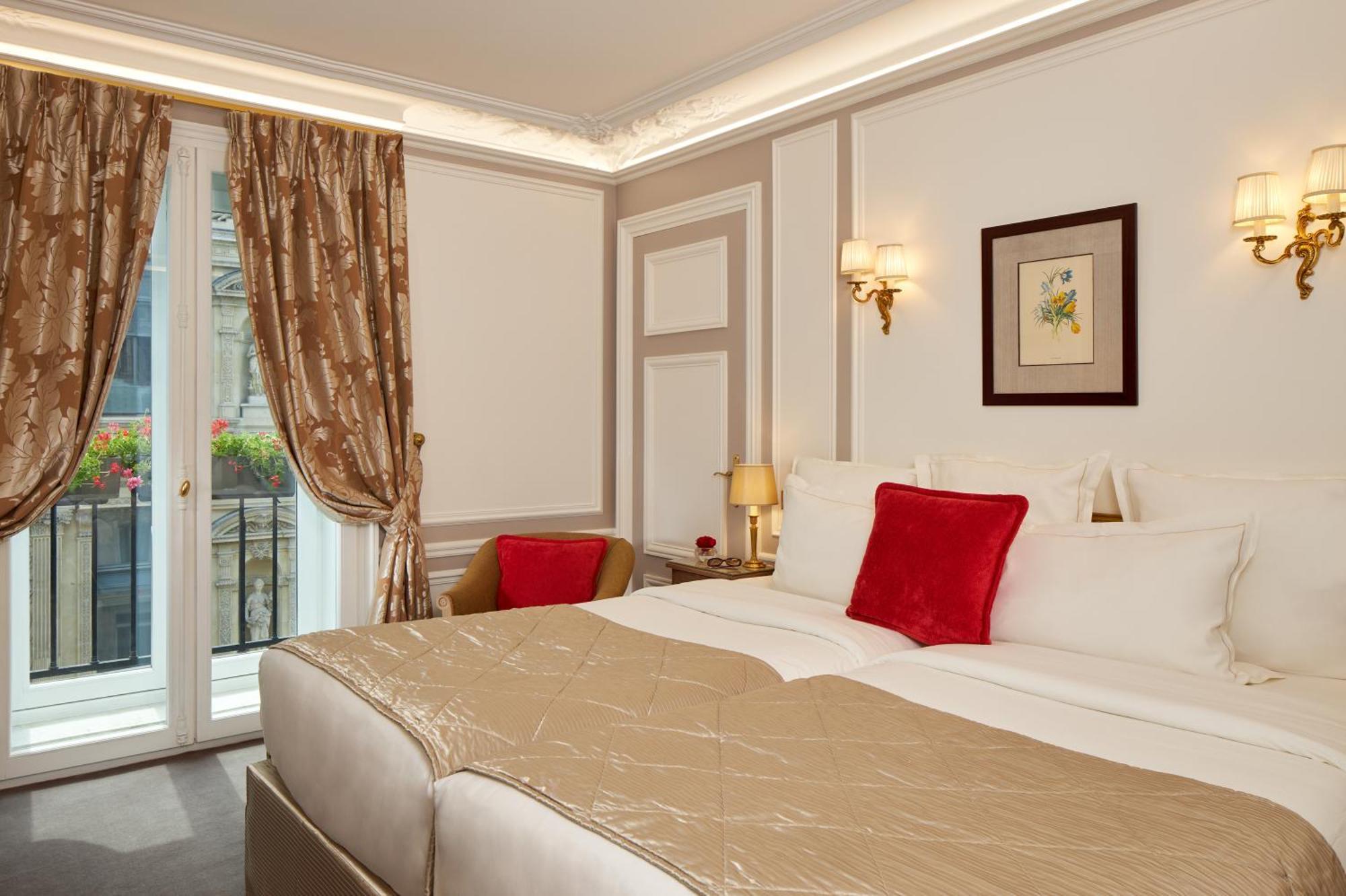 Hotel Regina Louvre Paris Ngoại thất bức ảnh A room at the hotel