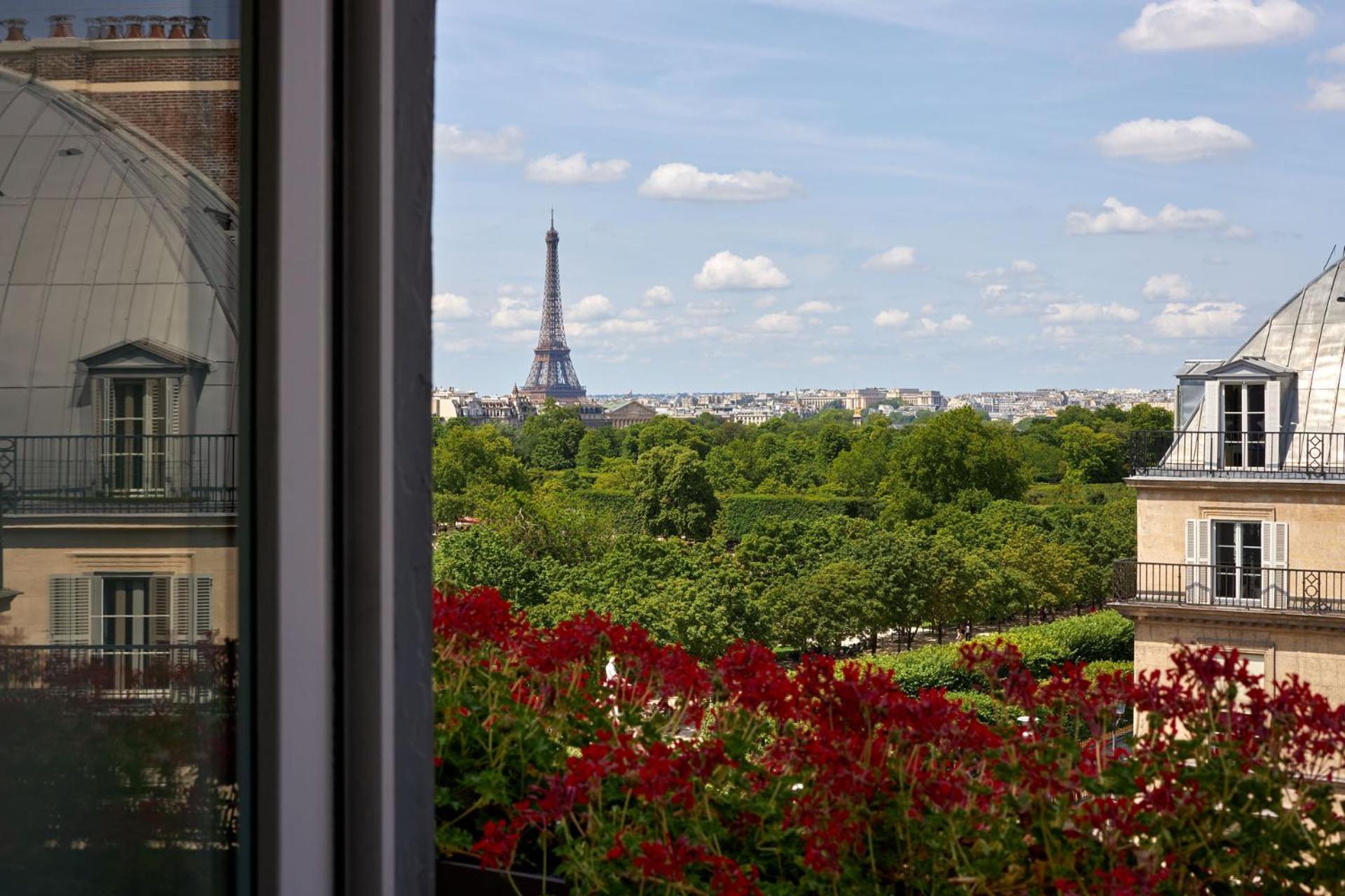 Hotel Regina Louvre Paris Ngoại thất bức ảnh View of the Eiffel Tower from the window of a room at the hotel