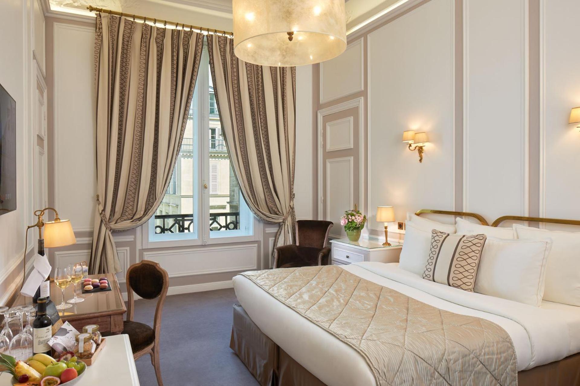 Hotel Regina Louvre Paris Ngoại thất bức ảnh A room at the hotel