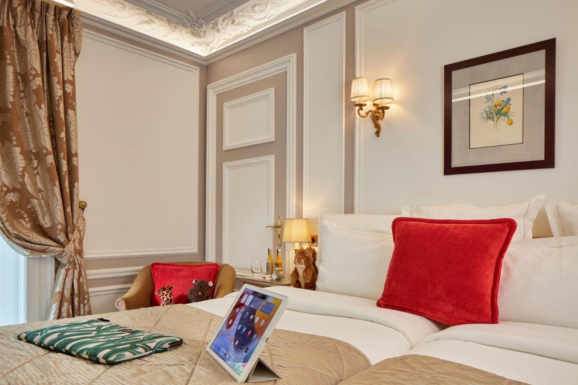 Hotel Regina Louvre Paris Ngoại thất bức ảnh A room at the hotel