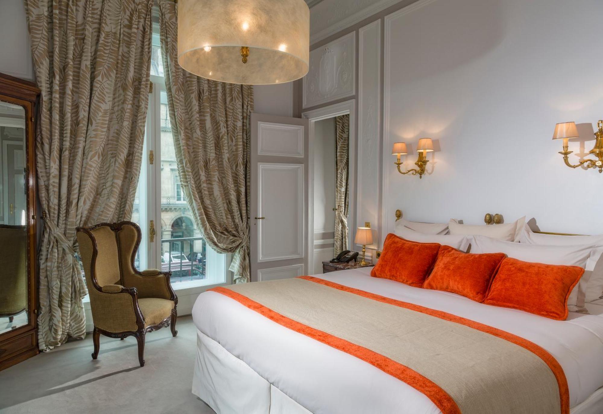 Hotel Regina Louvre Paris Ngoại thất bức ảnh A room at the hotel