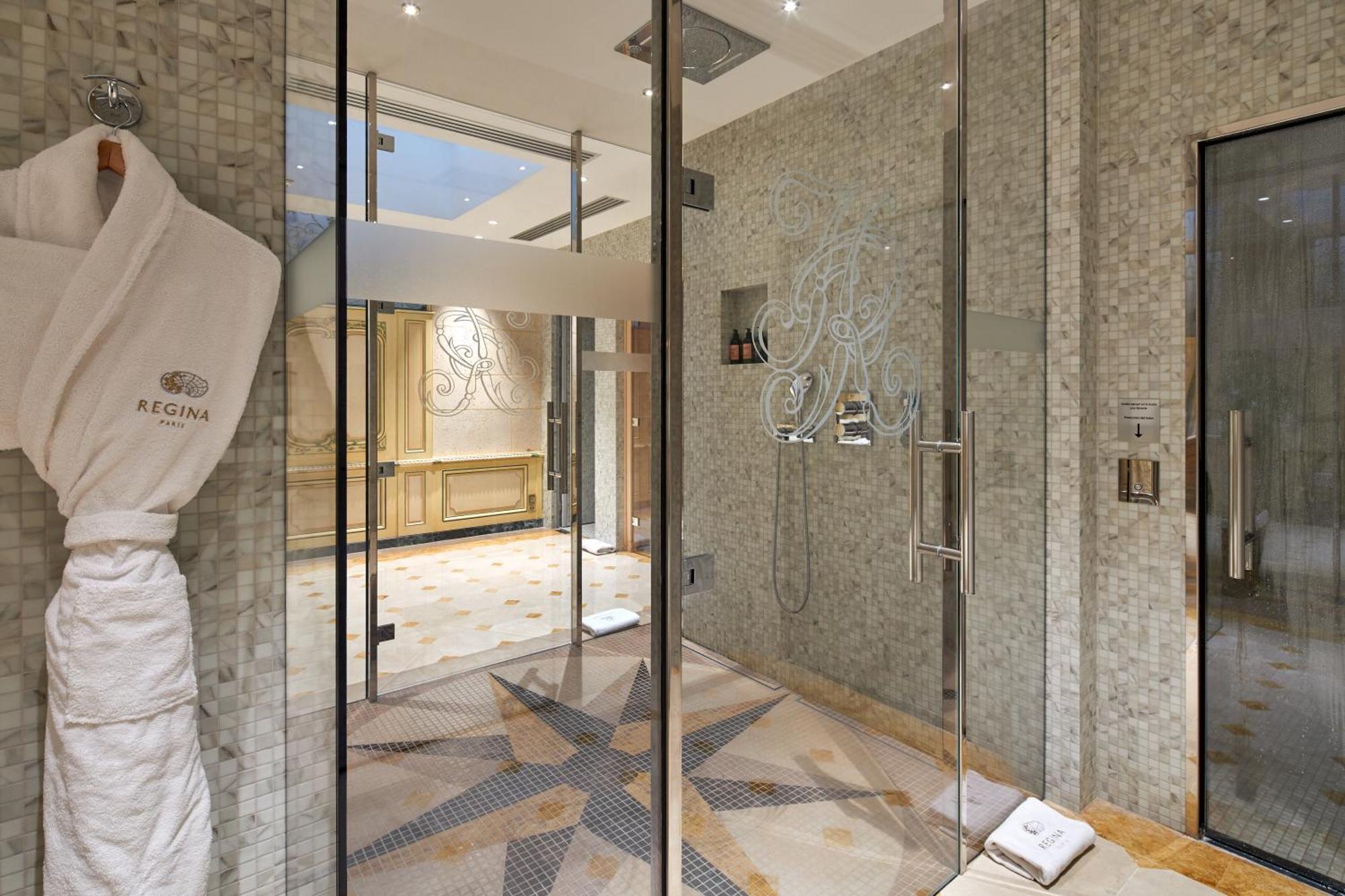 Hotel Regina Louvre Paris Ngoại thất bức ảnh A shower with a rain shower head
